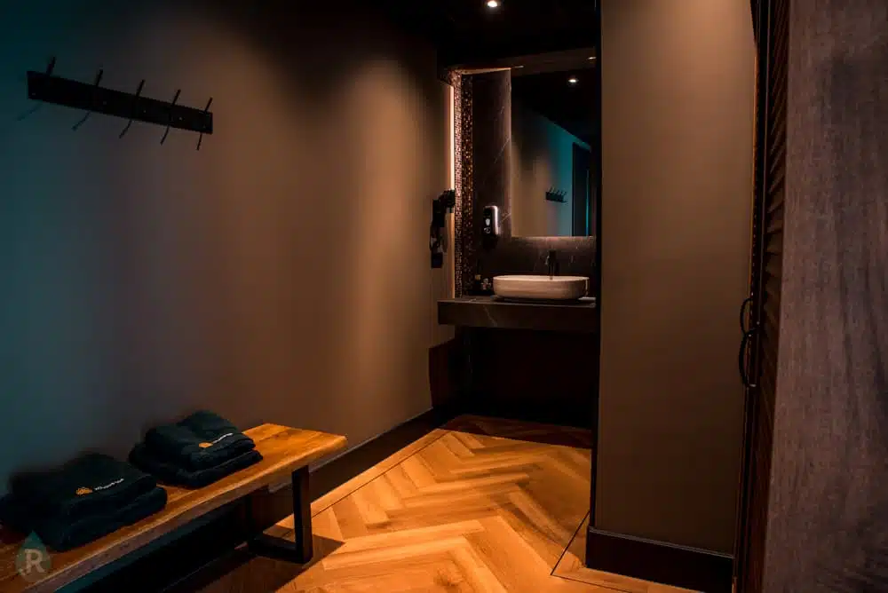 kleedruimte prive sauna prive sauna met whirlpool, sauna, stoomcabine, lounge en infrarood sunshower