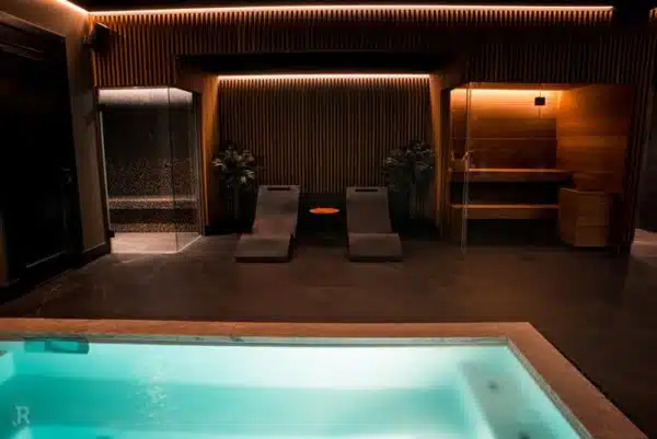 prive sauna met whirlpool, sauna, stoomcabine en ligbedden