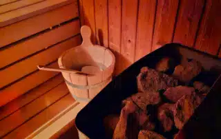 finse sauna zaanstad met emmer voor opgieten