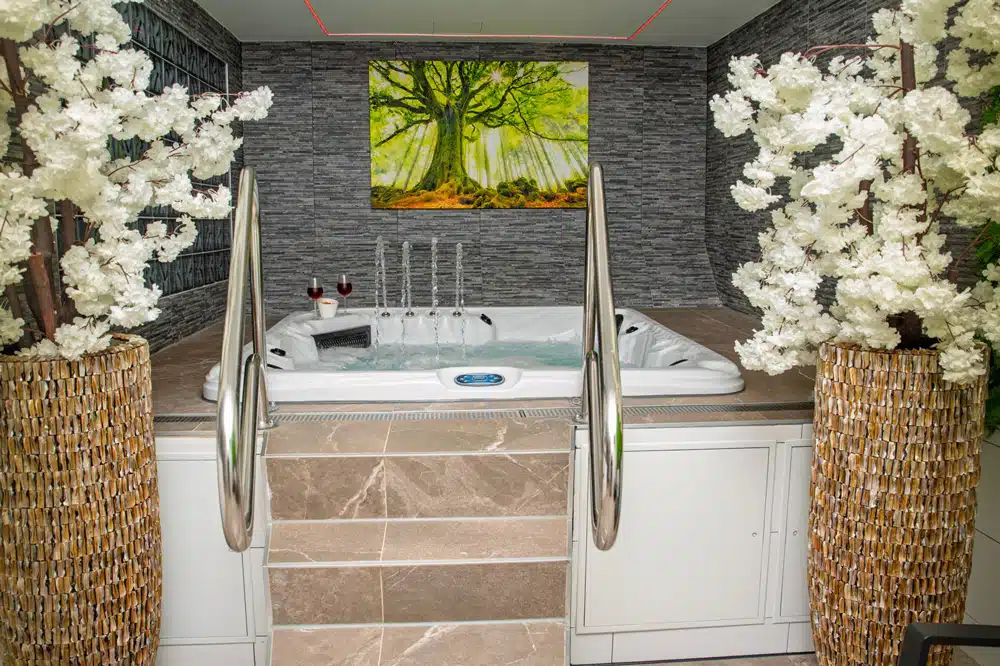 jacuzzi geflankeerd met mooie sierbloemen