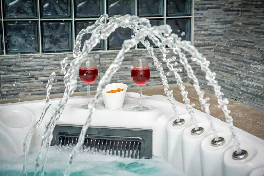 Bubbelbad fonteintjes met een drankje erbij