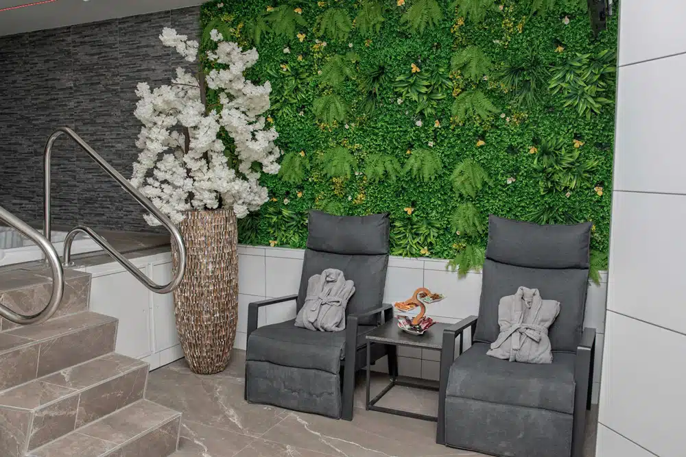 lounge stoelen met sfeervolle natuurlijke wanddecoratie