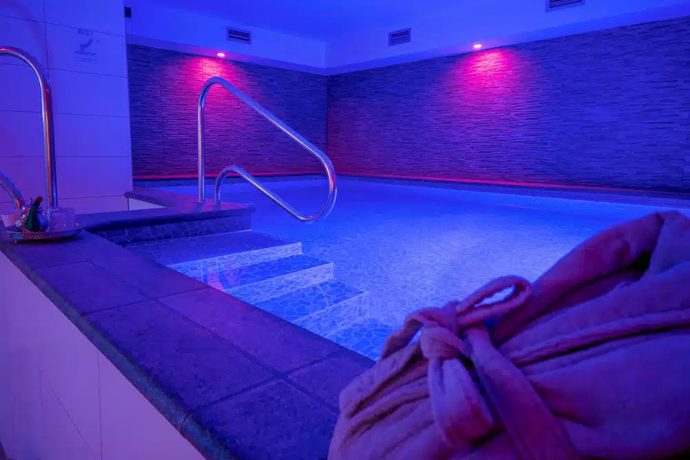 zwembad met badjas op de voorgrond